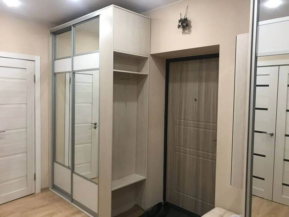 /Белый шкаф-купе в гостиную №50 с узорчатым стеклом на заказ